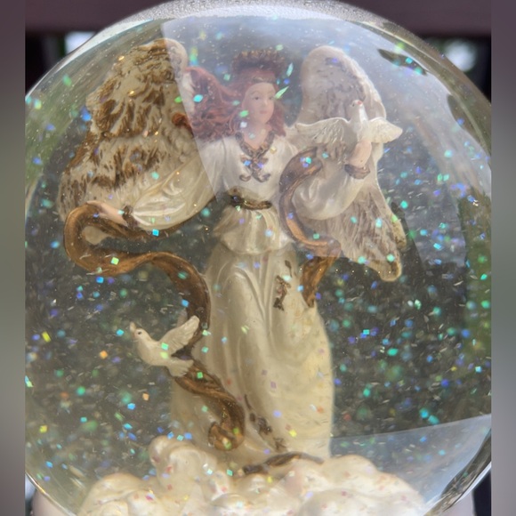 Angel Snow Globe - Picture 6 of 6